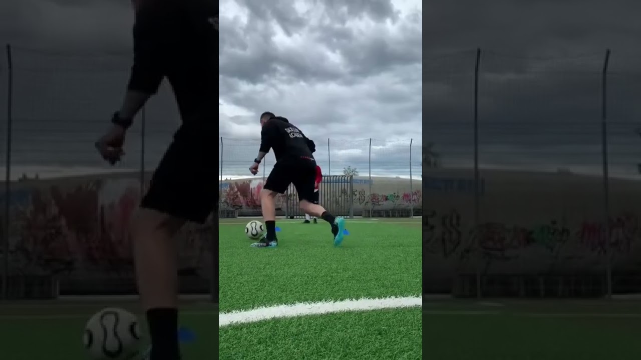 &Uuml;bung zum 1. Kontakt #fu&szlig;ball #fu&szlig;balltraining #pepguardiola #shorts