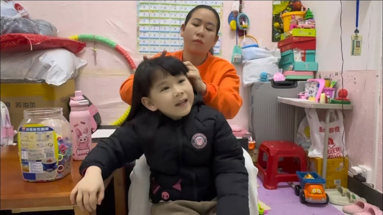 实拍：越南老婆早上给中国女儿绑头发的时候，并且送她上学！