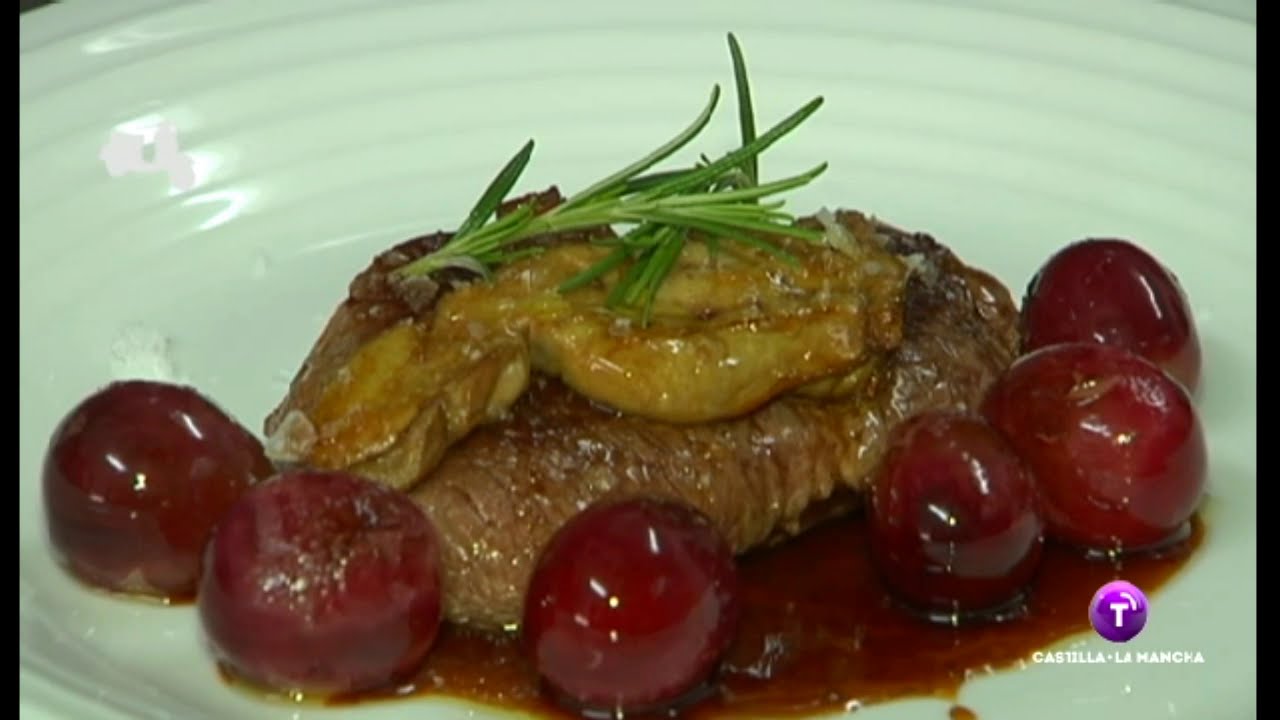 El Aperitivo. Solomillo al foie con reducción de Pedro Ximénez y uvas.