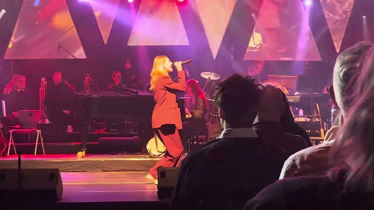 Nicki bij Erasmus kerstviering 2024: hammer to fall van queen