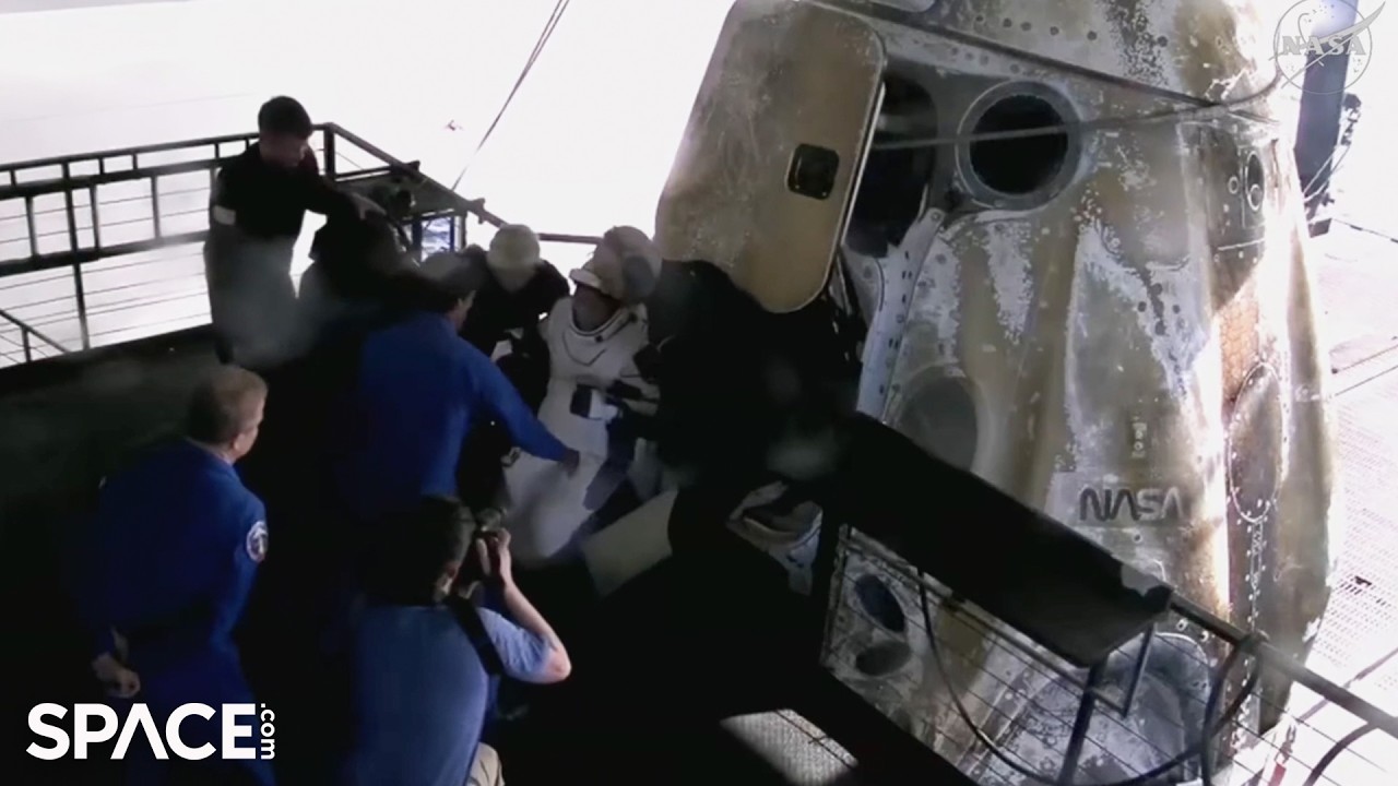 Экипаж SpaceX Crew-12 выходит из капсулы Dragon при поддержке спасателей после приводнения