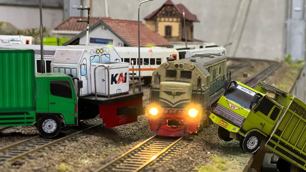 Kereta Api CC201 Menyala Anjlok Menabrak Truk Fuso Besar Sampai Terguling dari Rel Besi - Train Toys