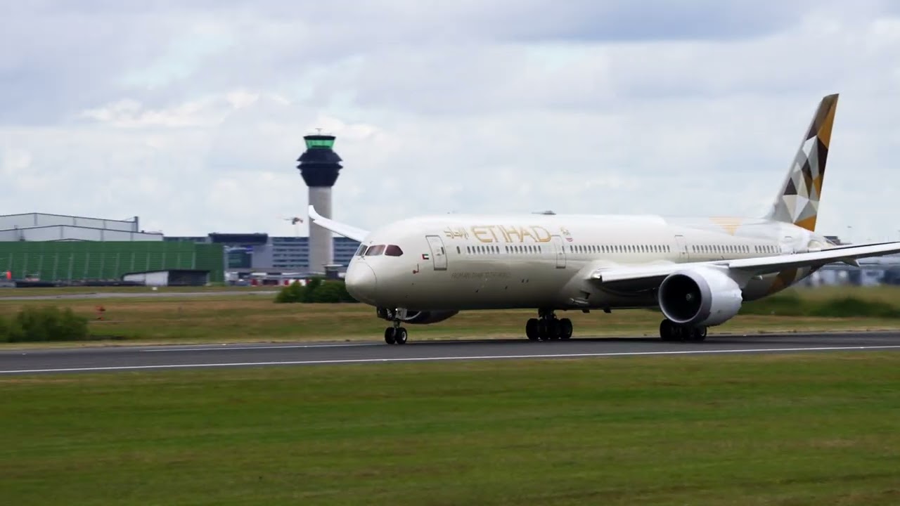 Etihad Airways Boeing 787-10 Dreamliner close-up takeoff Manchester Airport