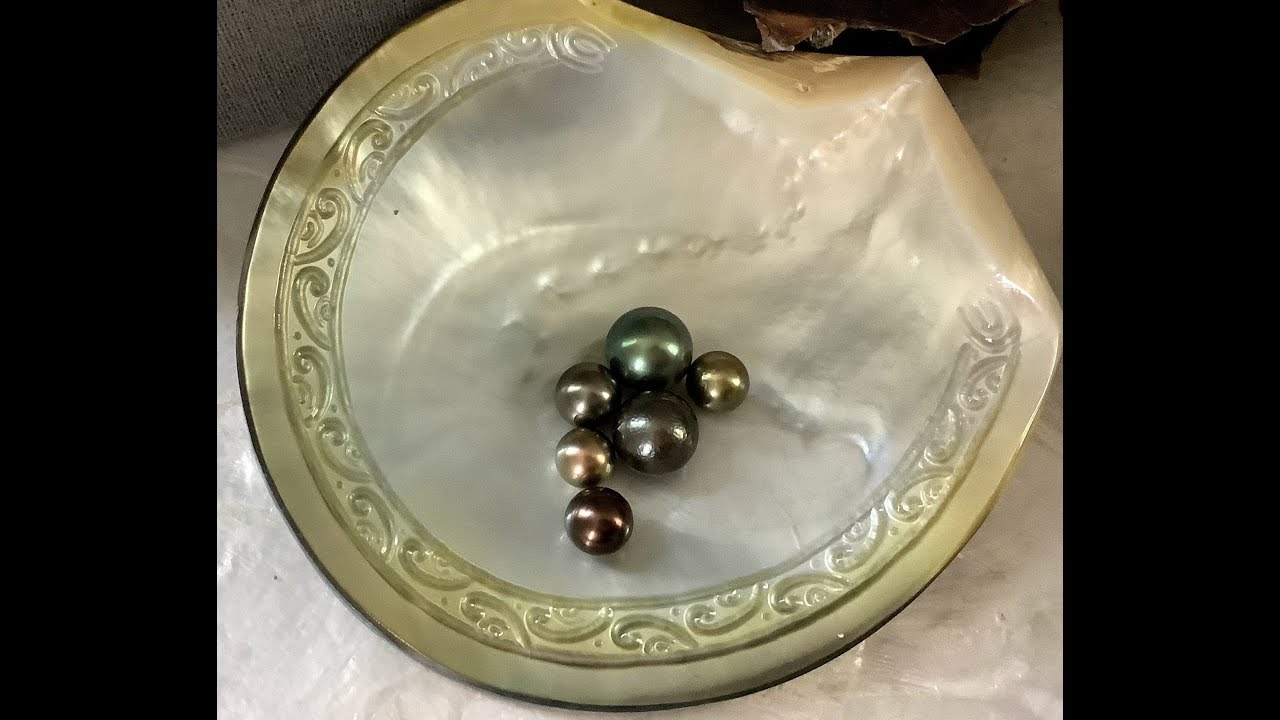 How Do Pearls Get Their Color?