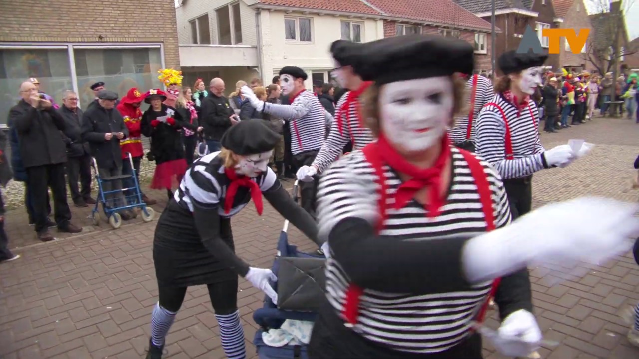 Theater tijdens carnavalsoptocht in Knusterooierslaand - Altena TV