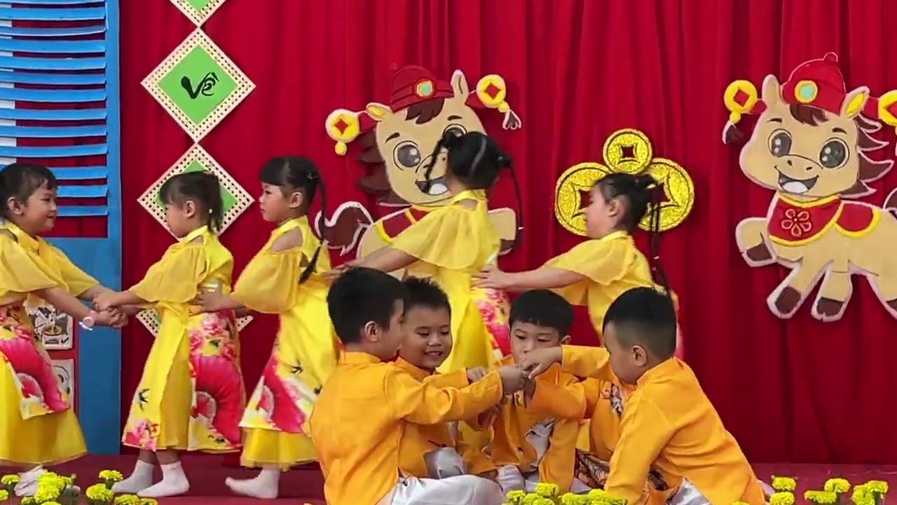 Bé vui đón tết 2026