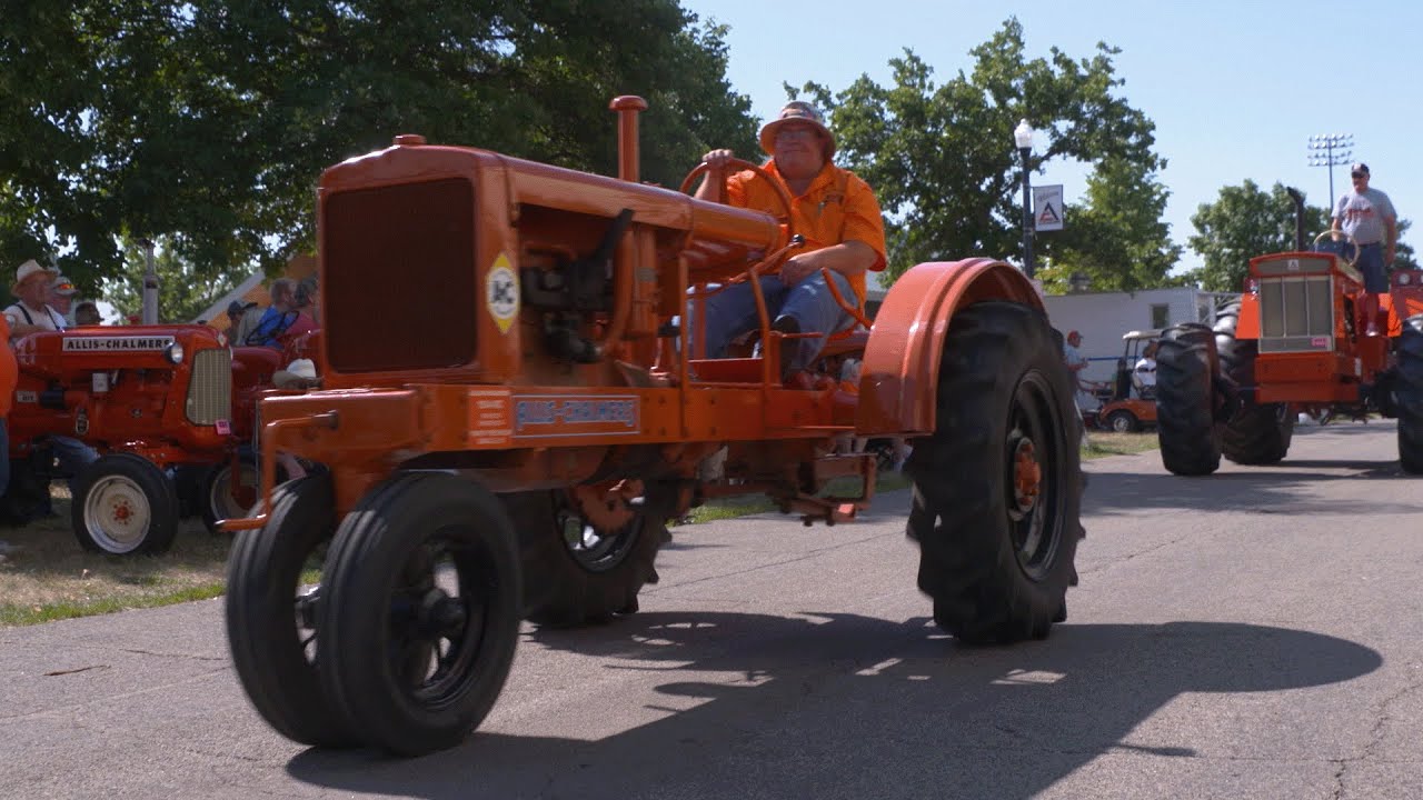 Посмотрите на парад тракторов Allis Chalmers на 30-м фестивале Orange Spectacular в Миннесоте!