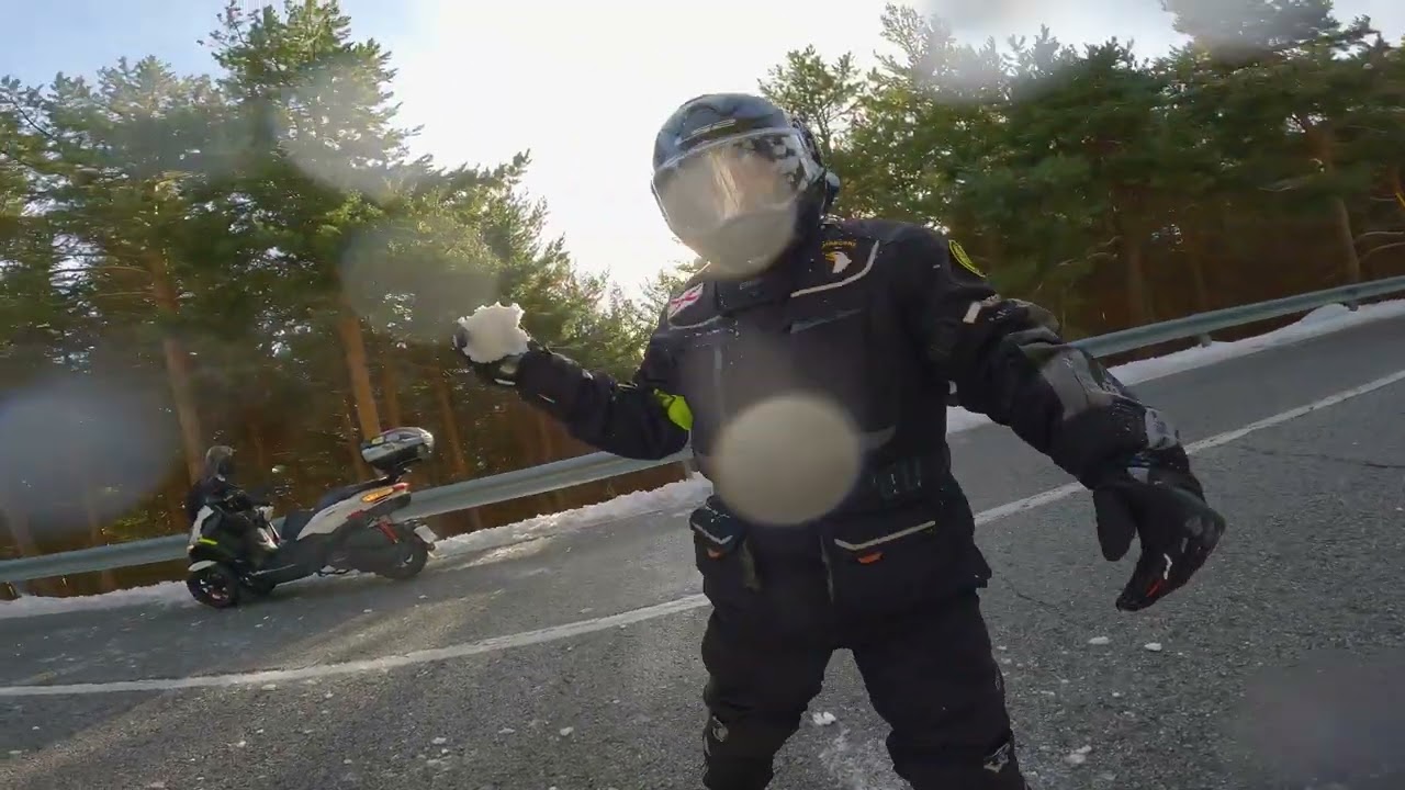 DIA DE REYES EN PIAGGIO MP3 , SIERRA NEVADA, GUERRA DE BOLAS DE NIEVE.