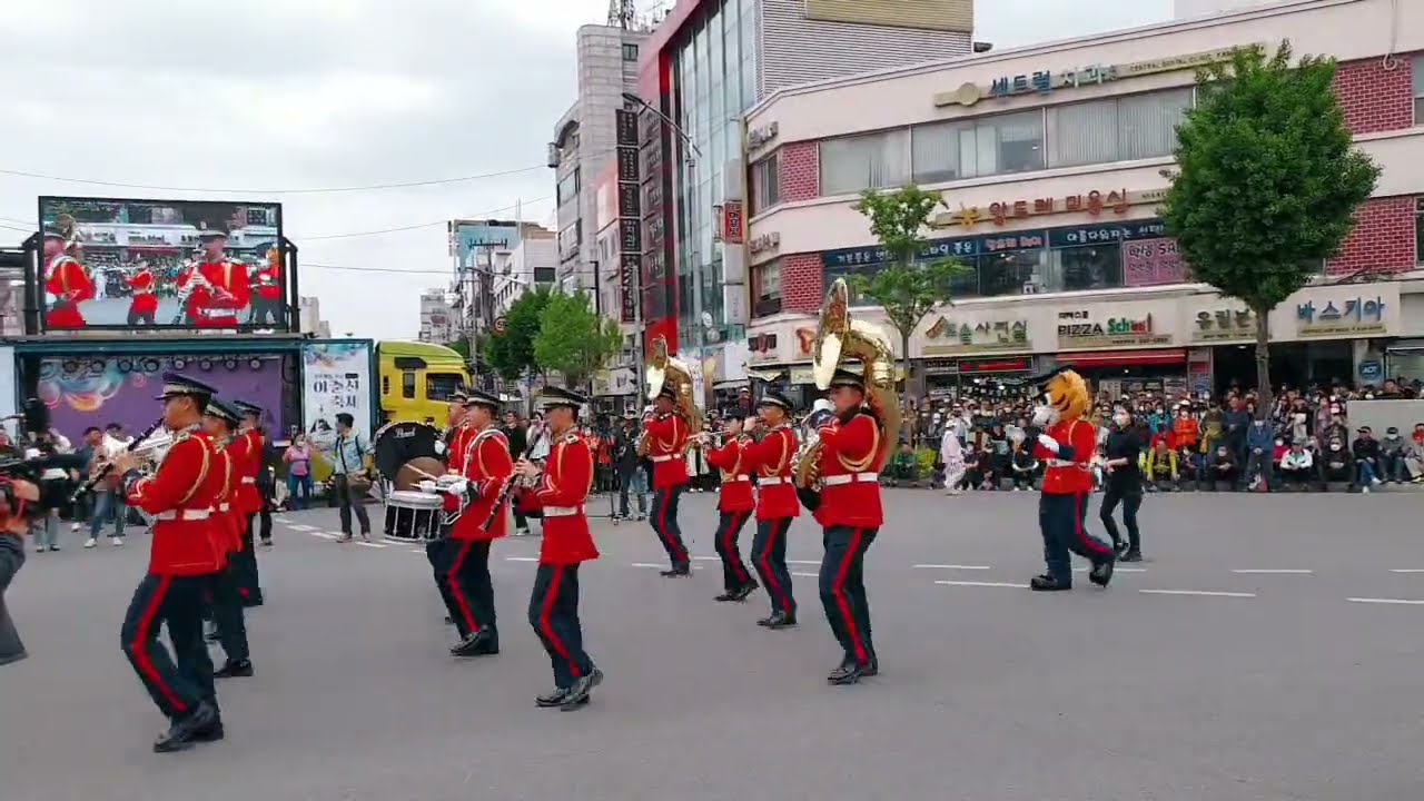 제62회 성웅 이순신축제,  이순신장군 출정행렬 및 군악의장 거리퍼레이드 온양온천역 광장.