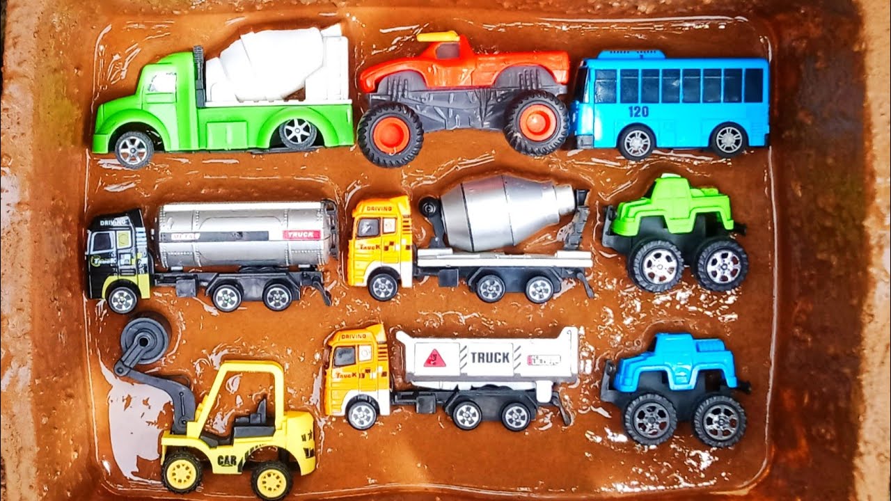 Membersihkan mainan berlumpur , bus tayo , comvactor , truck kontruksi , monster jam , truck tangki