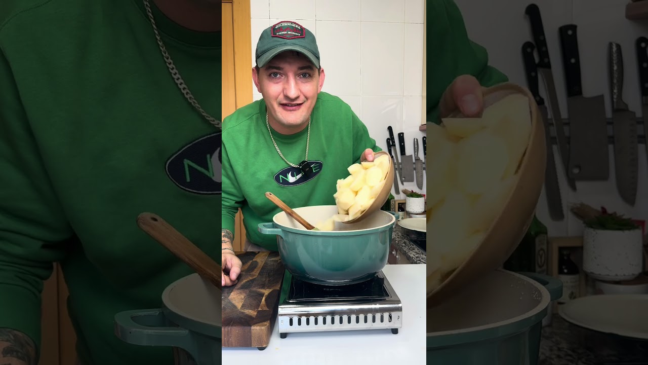 PATATAS CON COSTILLA 🥔 🐷 Ingredientes:Costilla adobadaPatataPimiento y cebollaPiment&oacute;nAceiteLaurel