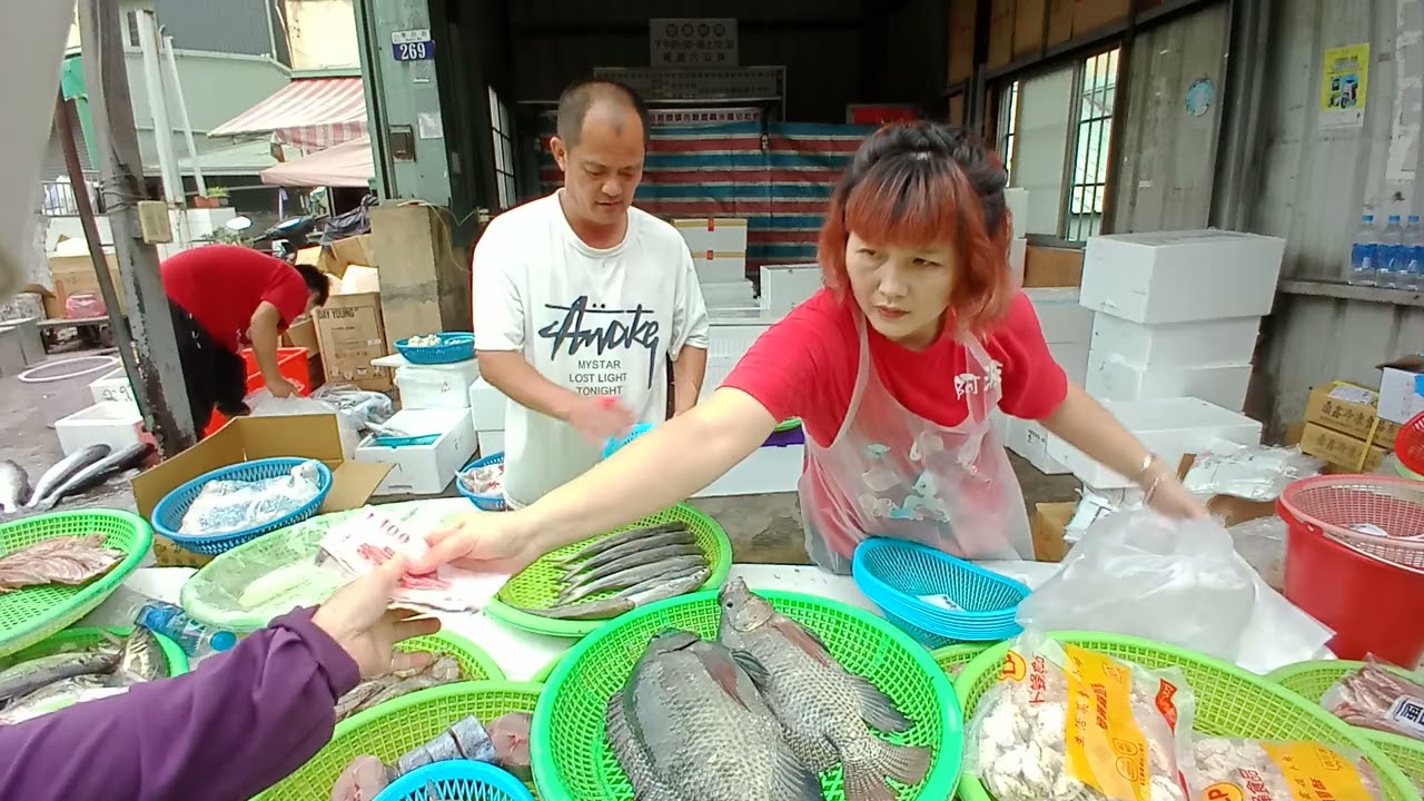 便宜到現場失控，人一圍上來，阿源的攤位瞬間炸開  阿源海鮮拍賣@台中大雅市場