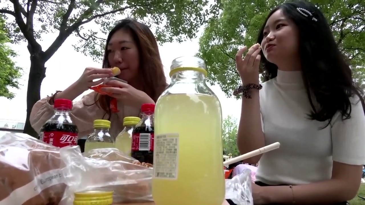 Shanghai residents enjoy first holiday since lockdown lifted
