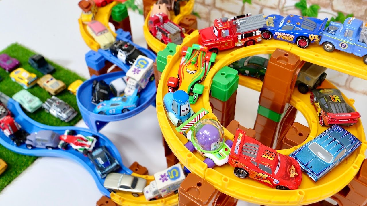 Disney Pixar Cars tomica toys☆ たくさんのカーズのミニカーがくるくる・くねくねしながら坂道を走行します♪