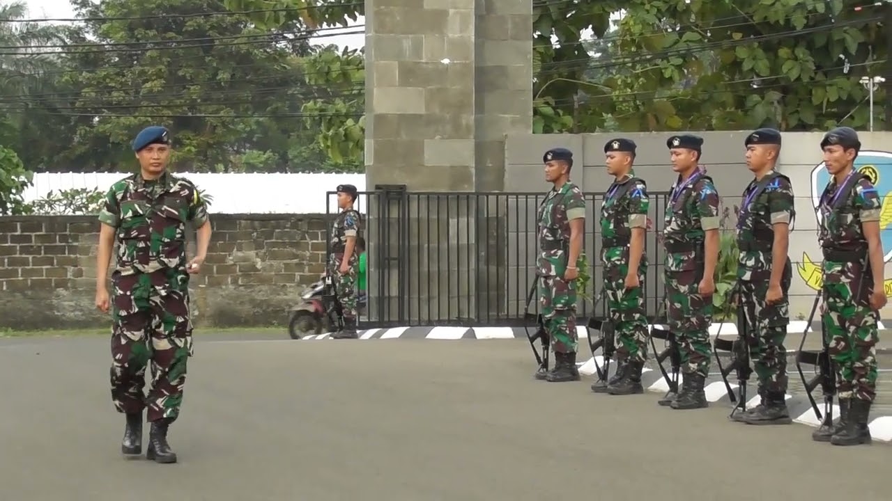 Latihan Hormat Jajar Dansatri (datang)