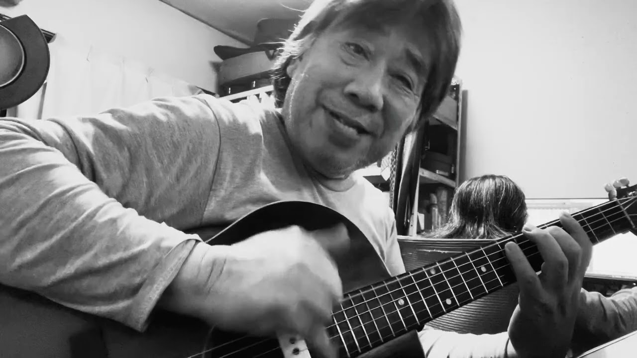 マーツーがまだ仕事中なので、室内灯が点いており、アラ隠しにモノクロにするの巻。あっ、ジジイは焼酎を300ccほどいただいています！