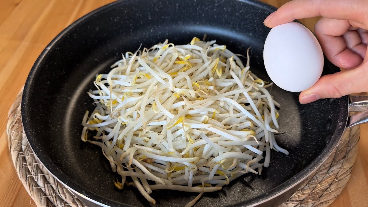 Do you have bean sprouts and eggs at home? Here's my mom's secret recipe!