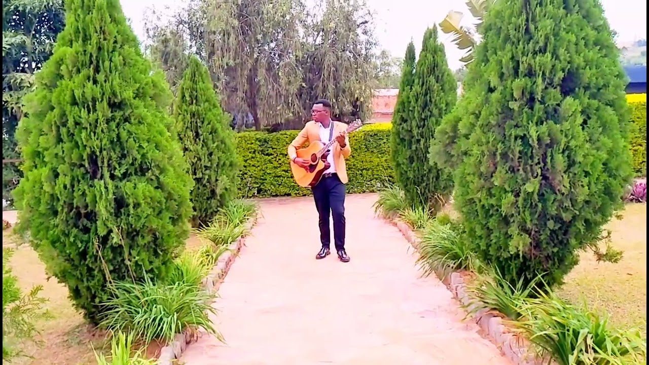 Akabura Ntikaboneke By  Bihoyiki Deo performed by Hagena Guitar