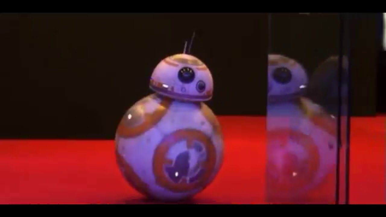 BB-8 Arrival and Rolling Down The Red Carpet - Star Wars The Force Awakens European Premiere