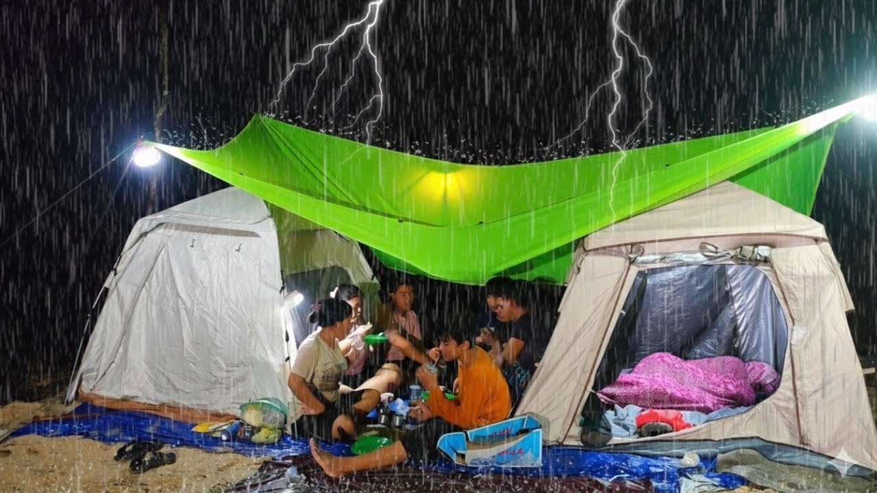 Camping hujan deras rame rame dipinggir sungai angin kencang disertai petir air sungai naik & pulang