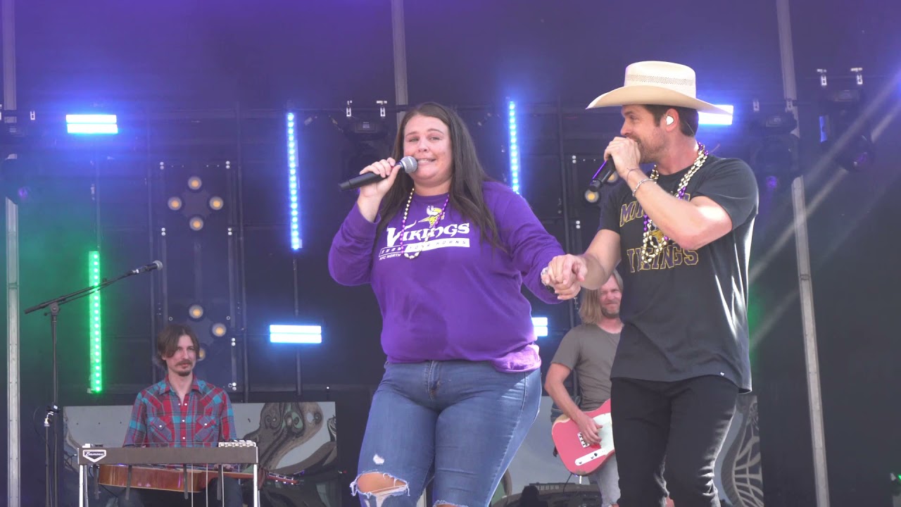 @DustinLynch performing 