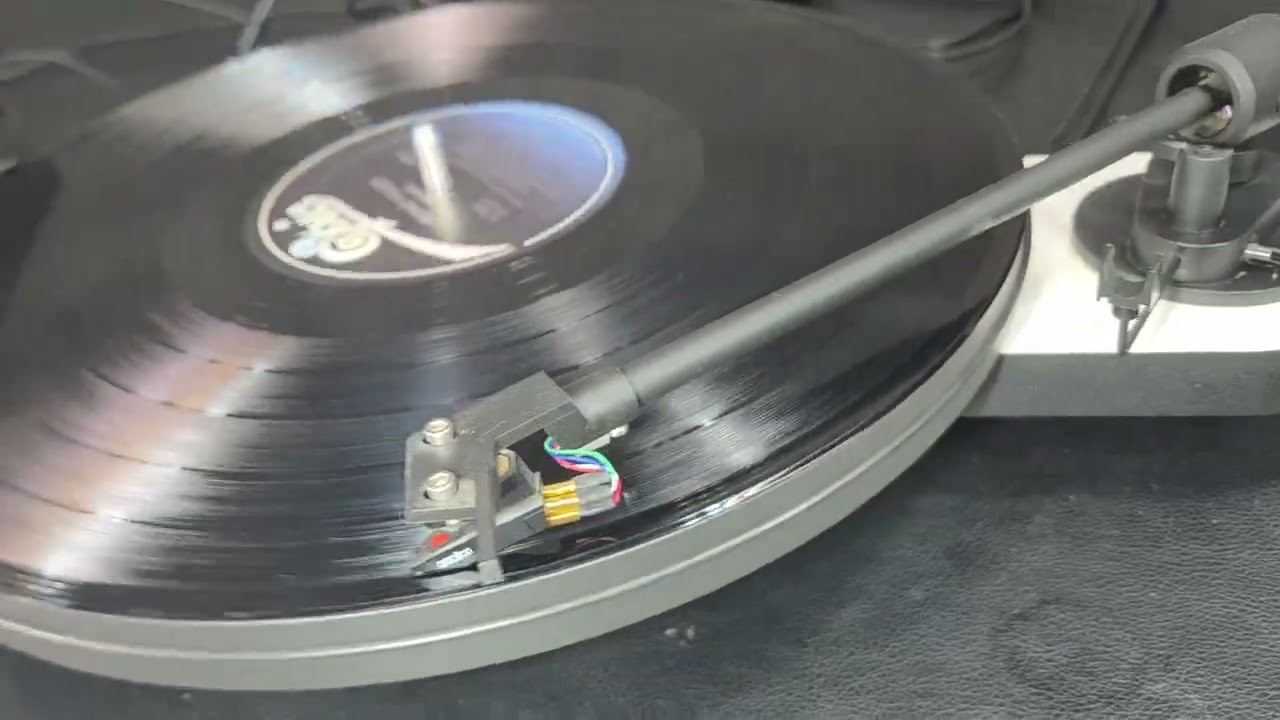 Pro-Ject Elemental Belt Driven Turntable White & Black Ortofon Cart Acrylic Platter