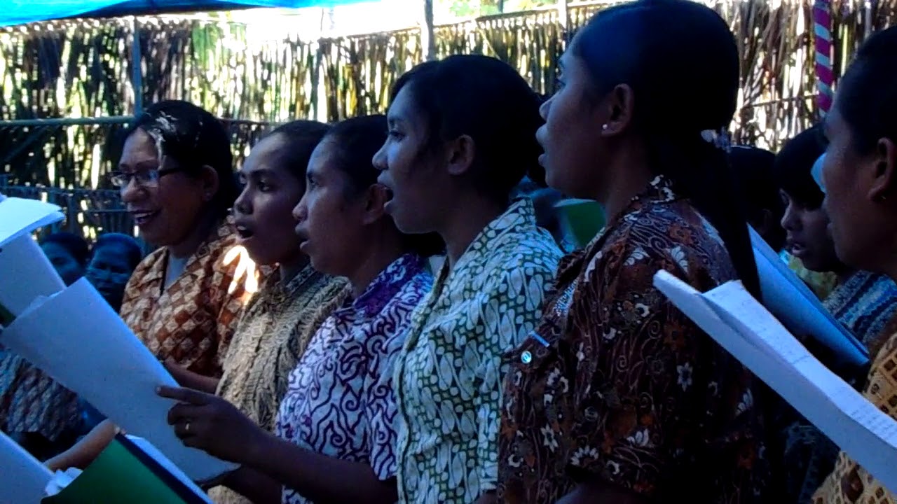Koor misa Syukur Imam Baru di Solor 2015