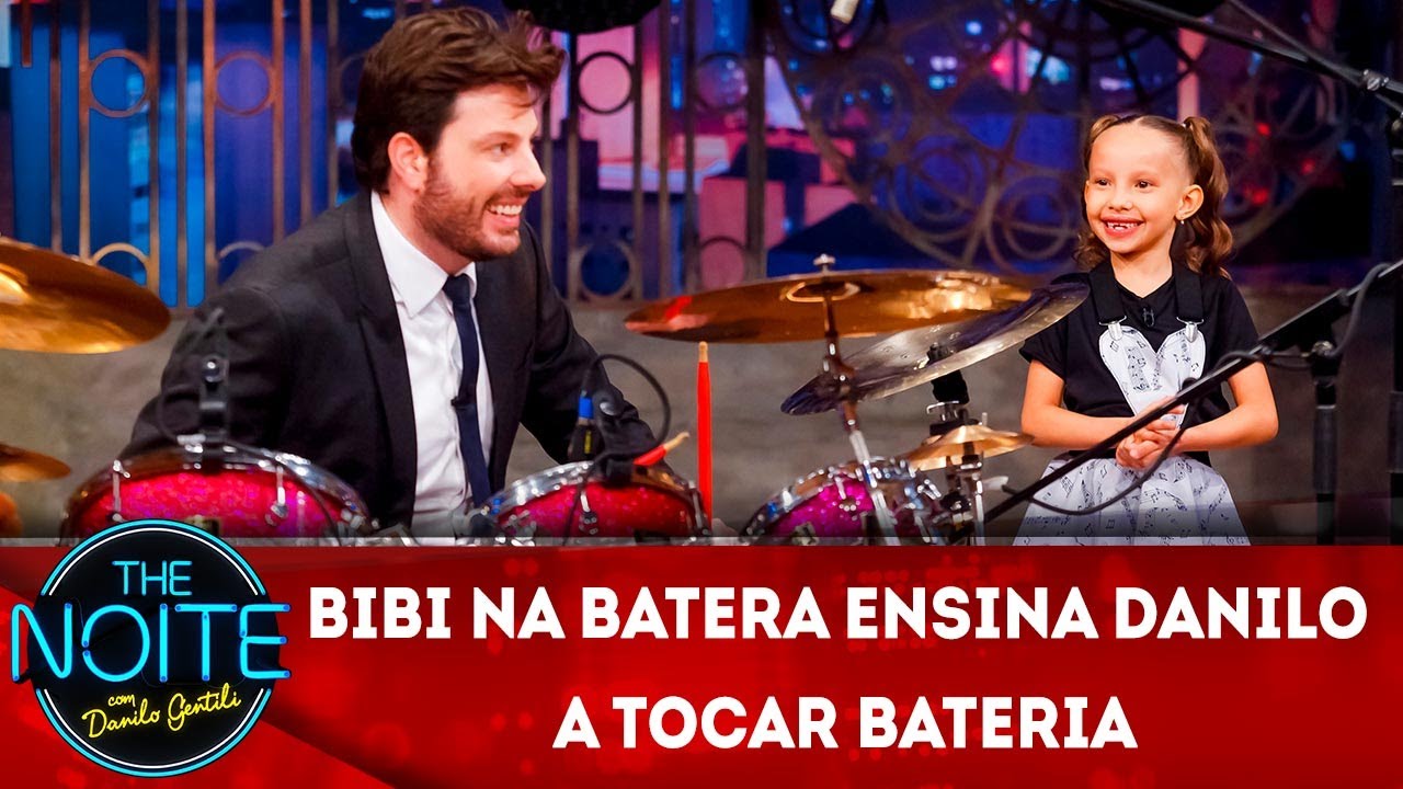 Exclusivo para web: Bibi na batera ensina Danilo a tocar bateria | The Noite (21/08/19)