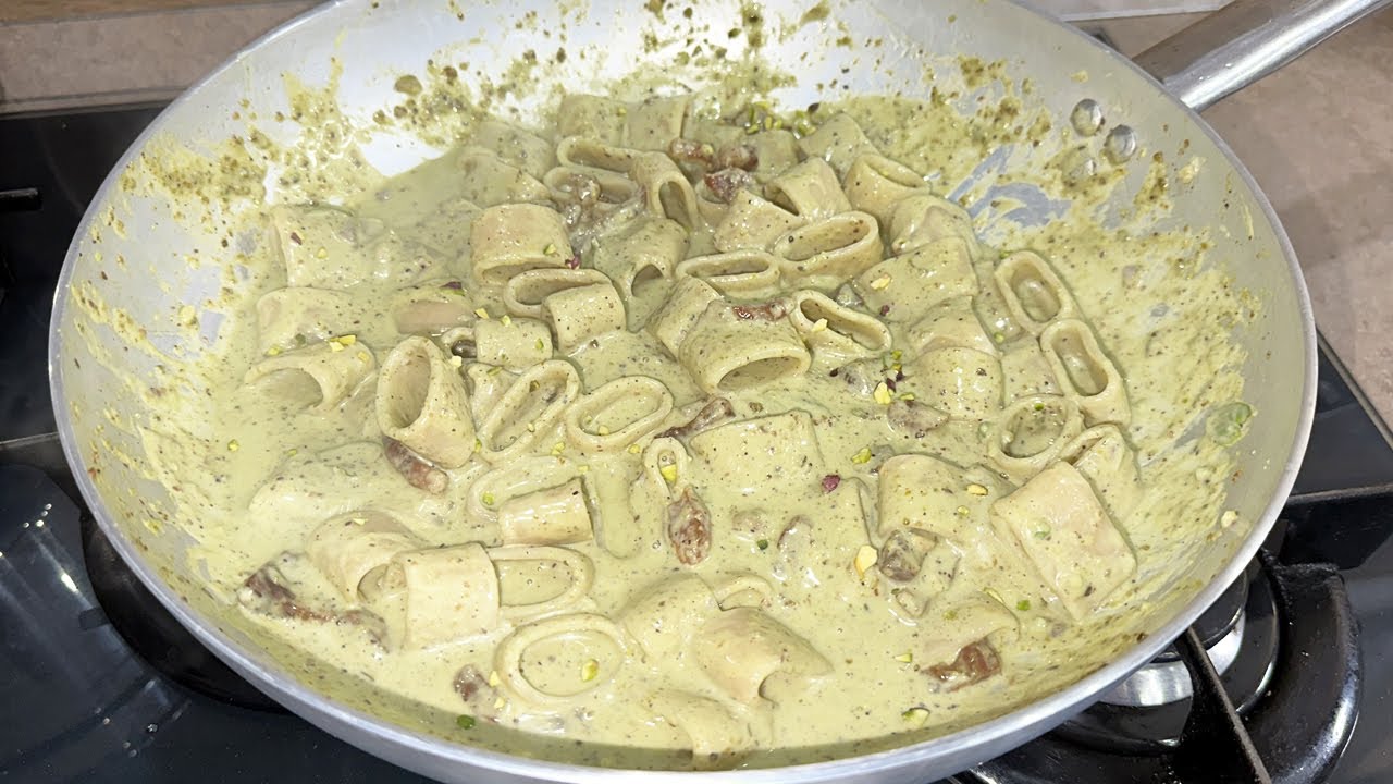 PASTA CON PESTO PISTACCHIO STRACCIATELLA DI BUFALA E GUANCIALE