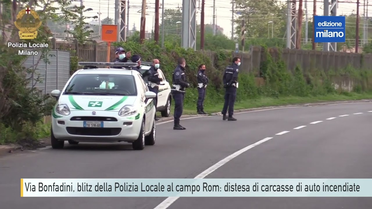 Via Bonfadini, blitz della Polizia Locale al campo Rom: distesa di carcasse di auto incendiate