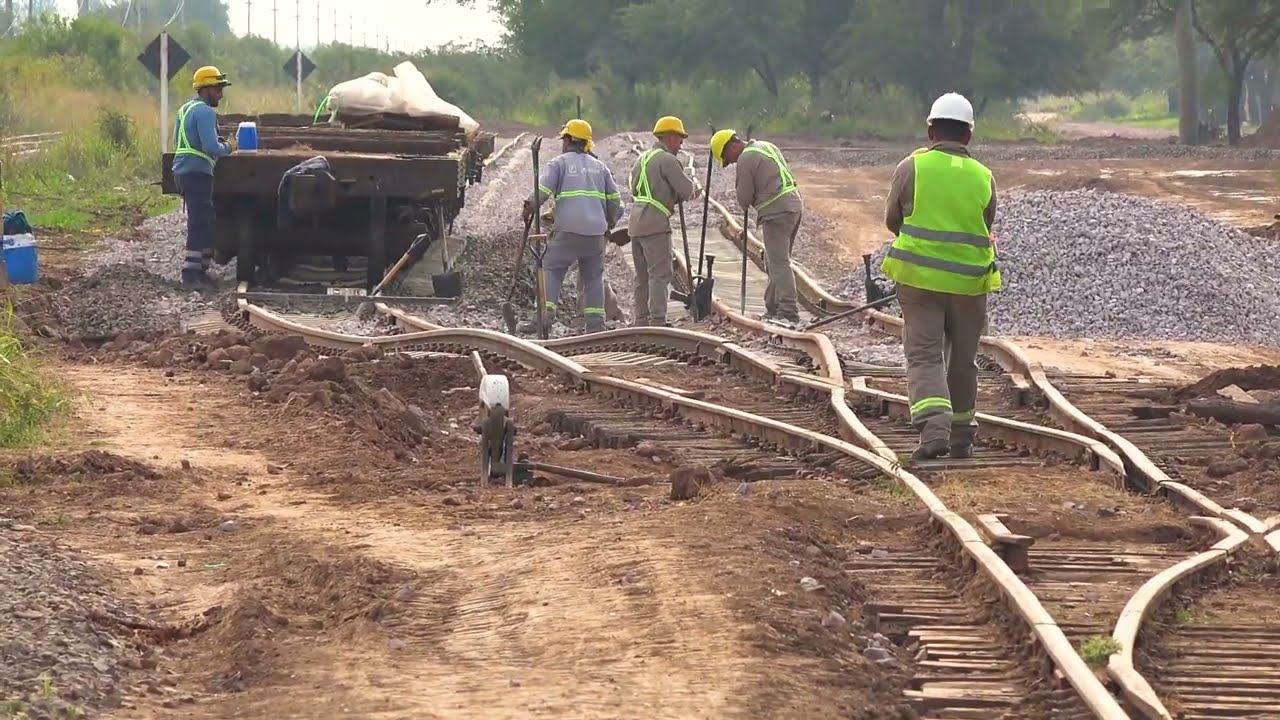 como se RENUEVAN las VIAS del TREN ???  ACA TE MOSTRAMOS LA TRANSFORMACION DE UN PATIO COMPLETO!