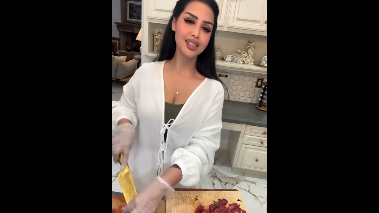 هند القحطاني صديقها طبخ أكلات سورية😍عيالها خجلانين وهو يدلعها ويعطيها تاكل قدامهم😨🥰