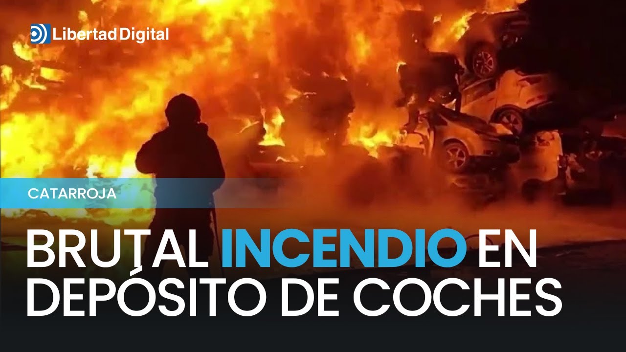 Aparatoso incendio en un depósito de coches siniestrados en Catarroja