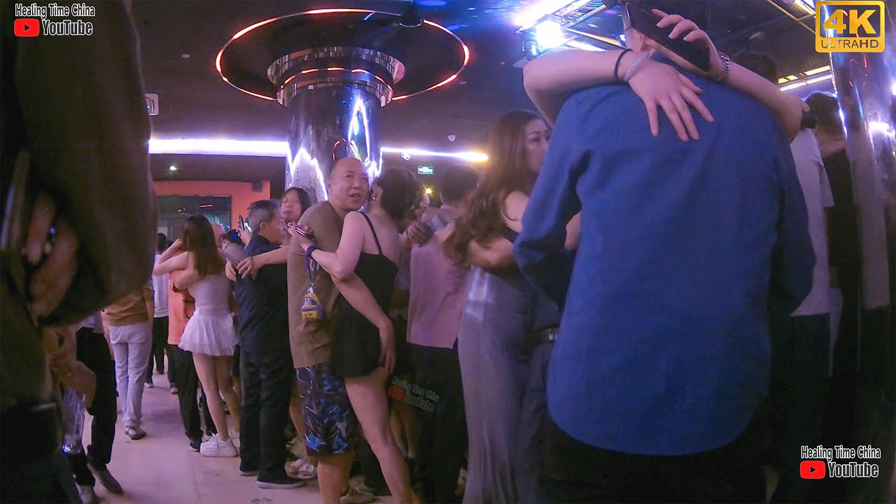 June 2, 2025, Chongqing dance hall, the dance partners are getting younger and more beautiful