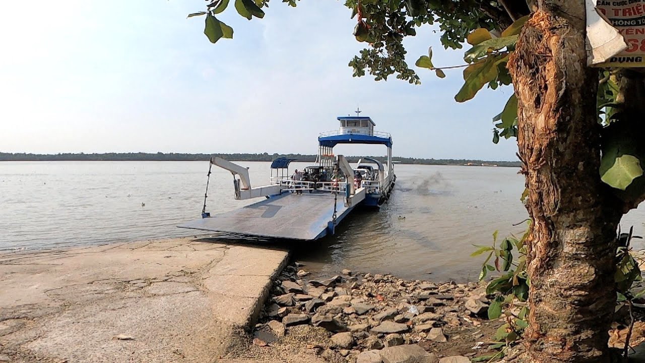 Waiting for the Binh Ninh ferry.  (Binh Ninh, Tien Giang province, Vietnam)