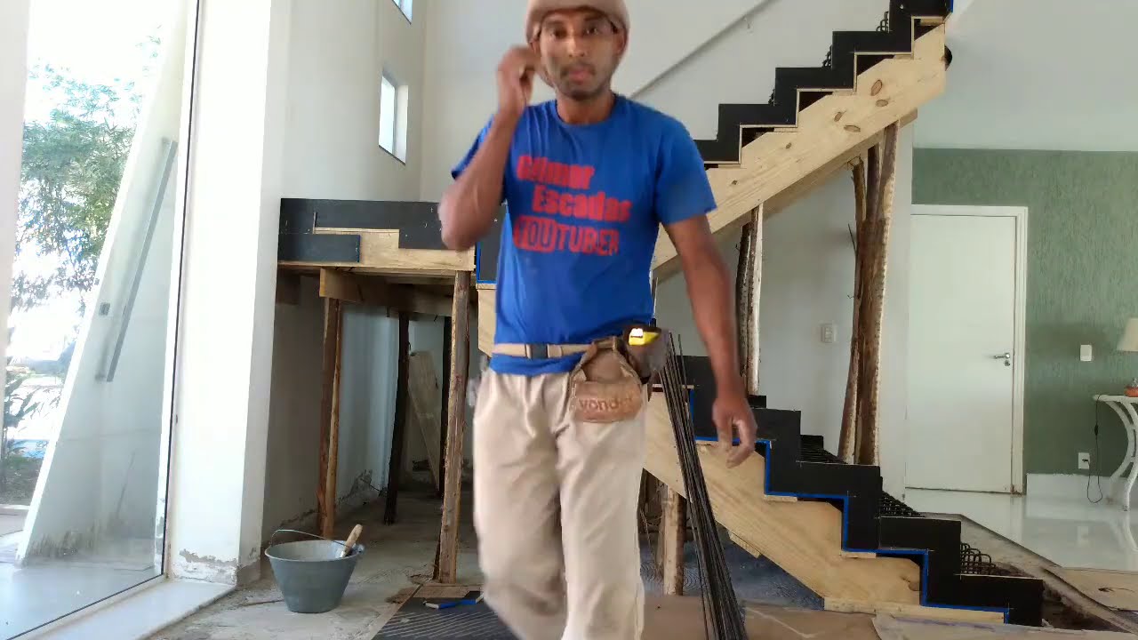 Derrubamos uma escada de ferro para montar uma cascata ou plissada