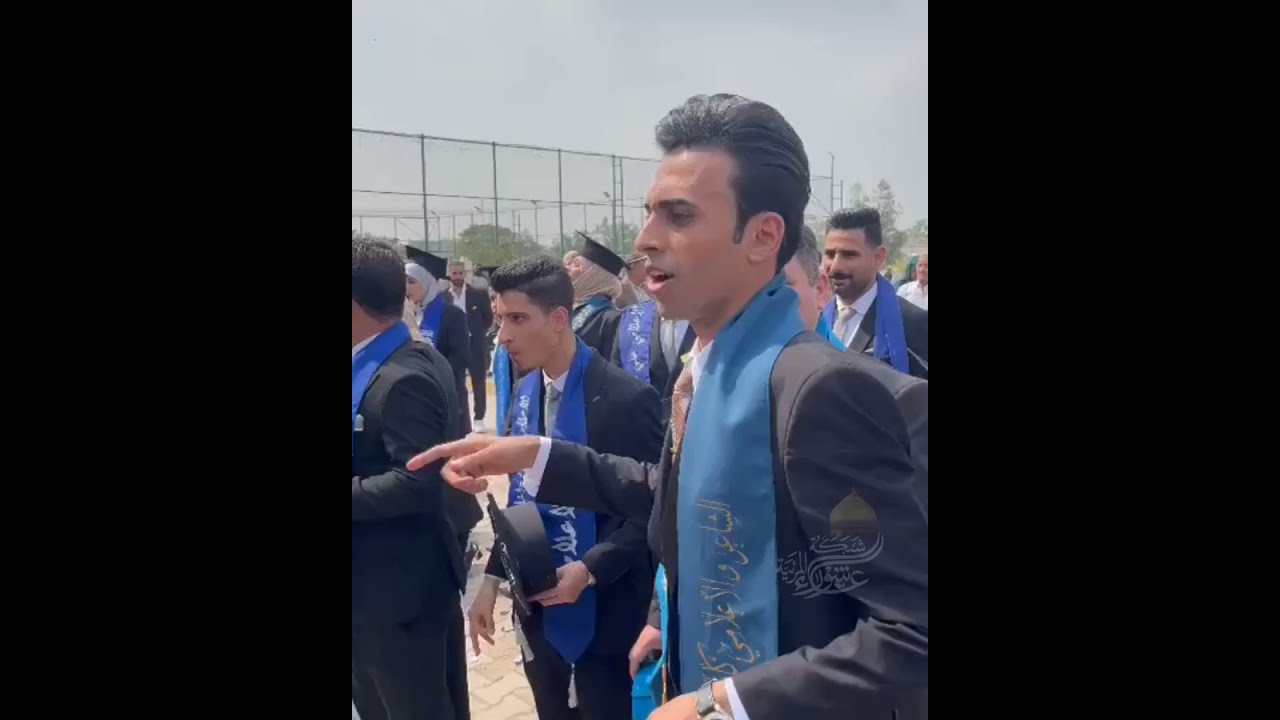 شاعر يقبل اقدام والدته في يوم تخرجه أمام أنظار الجميع