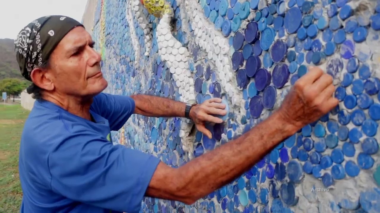 El Ambientalista Joel Álvarez  realiza mural con tapas de plástico para atención uso del plástico.