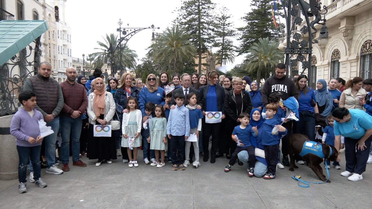 Decenas de familias salen a la calle para visibilizar el autismo