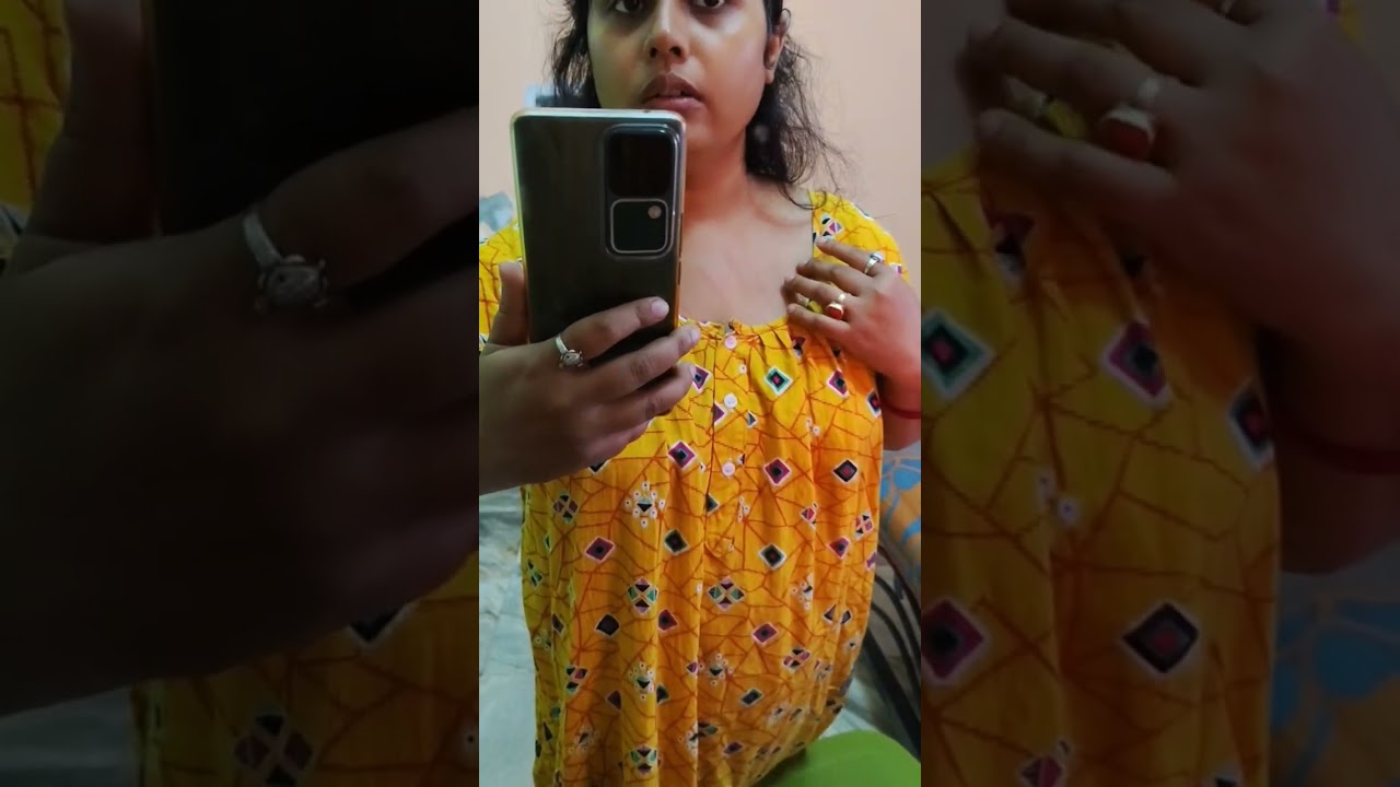 মাম্মা কে মেরে খাটের নিচে লুকিয়ে আছে