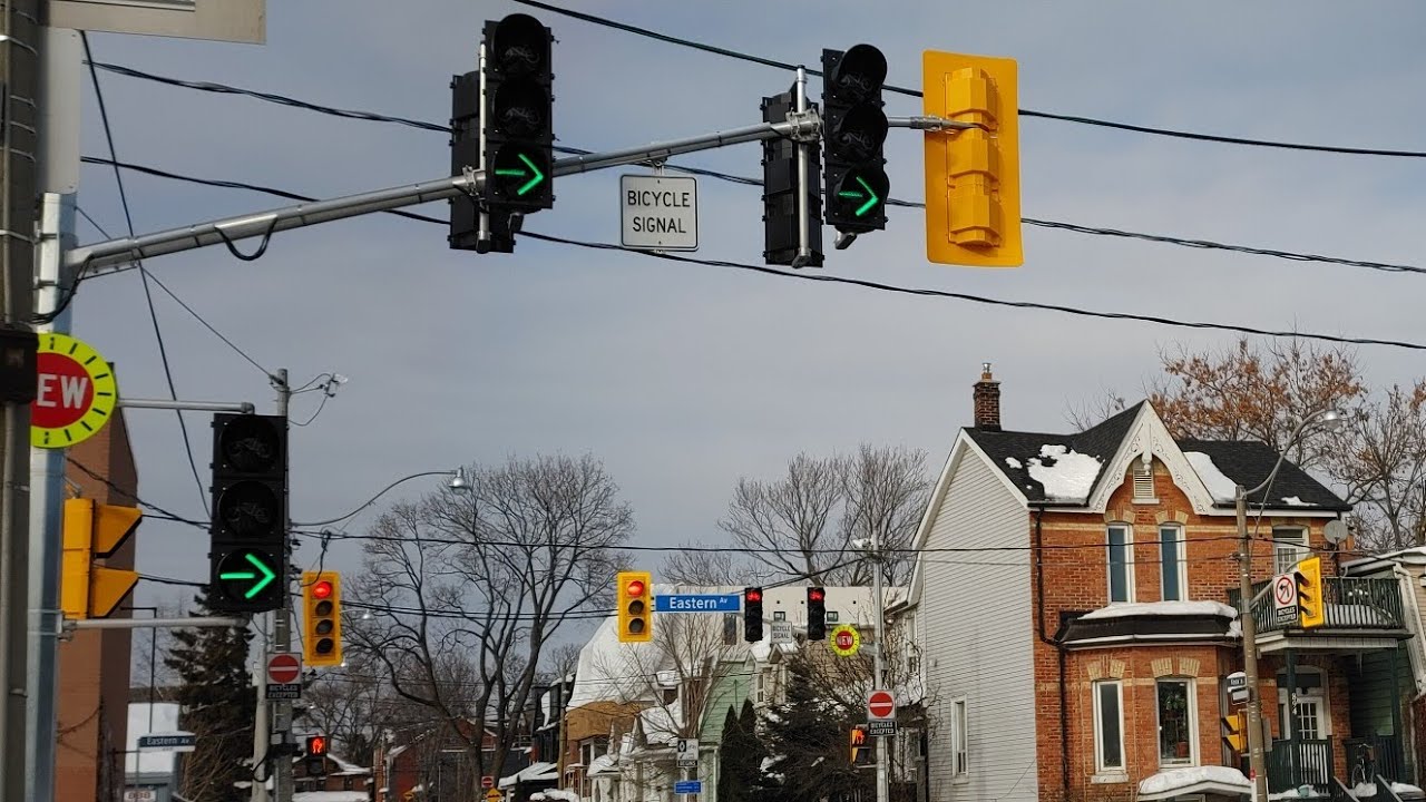 Toronto Unveils their First All-12-Inch-Section Bicycle Signals!