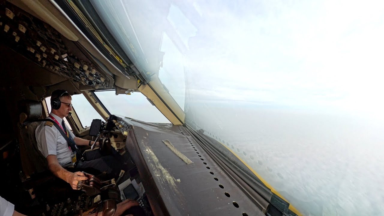 Landing in Fog: Boeing 767-300 CAT III Landing in Lahore, runway 36R (OPLA)