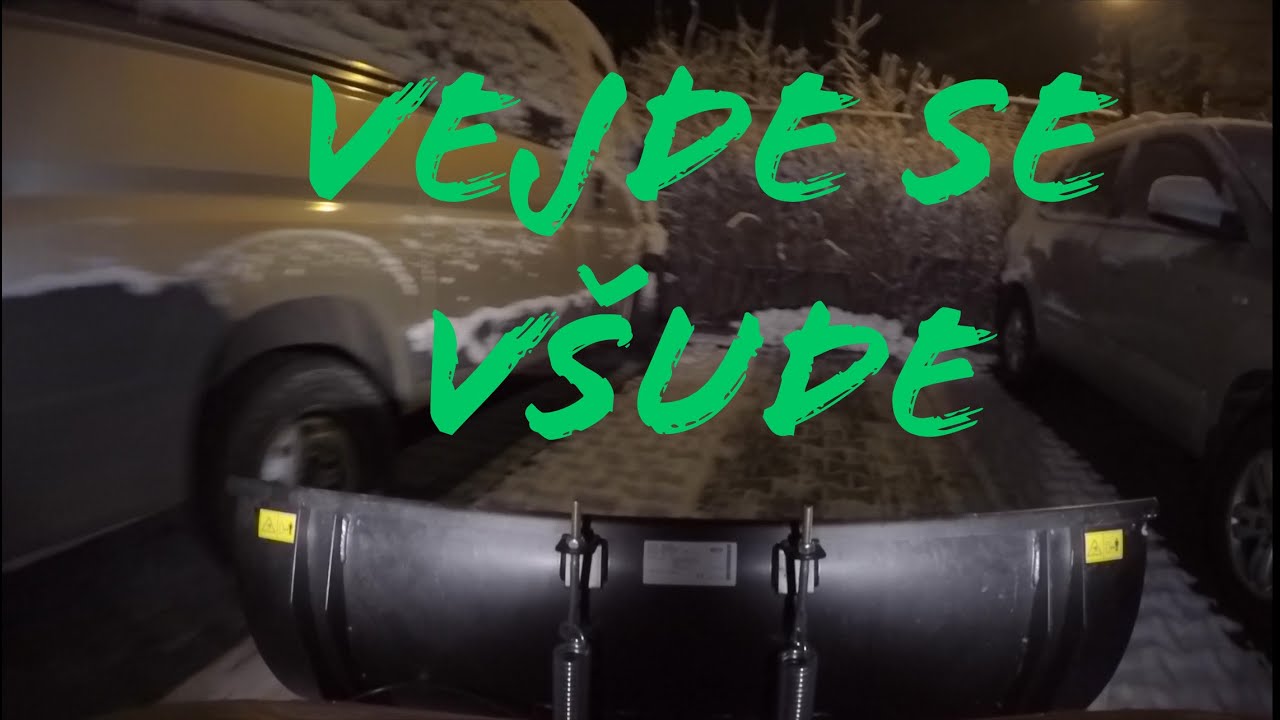 Úklid sněhu v Praze zahradním traktorem Starjet P6 4x4 PRO s radlicí