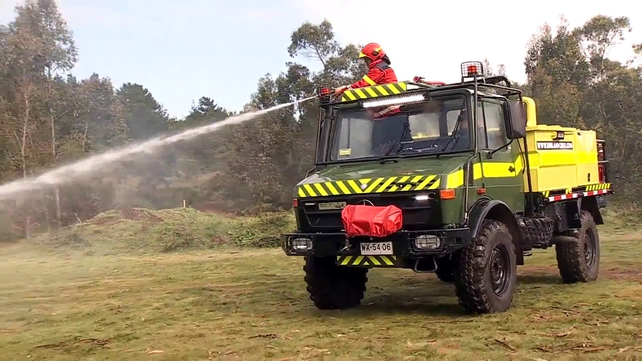Unimog combate incendios forestales de interfaz