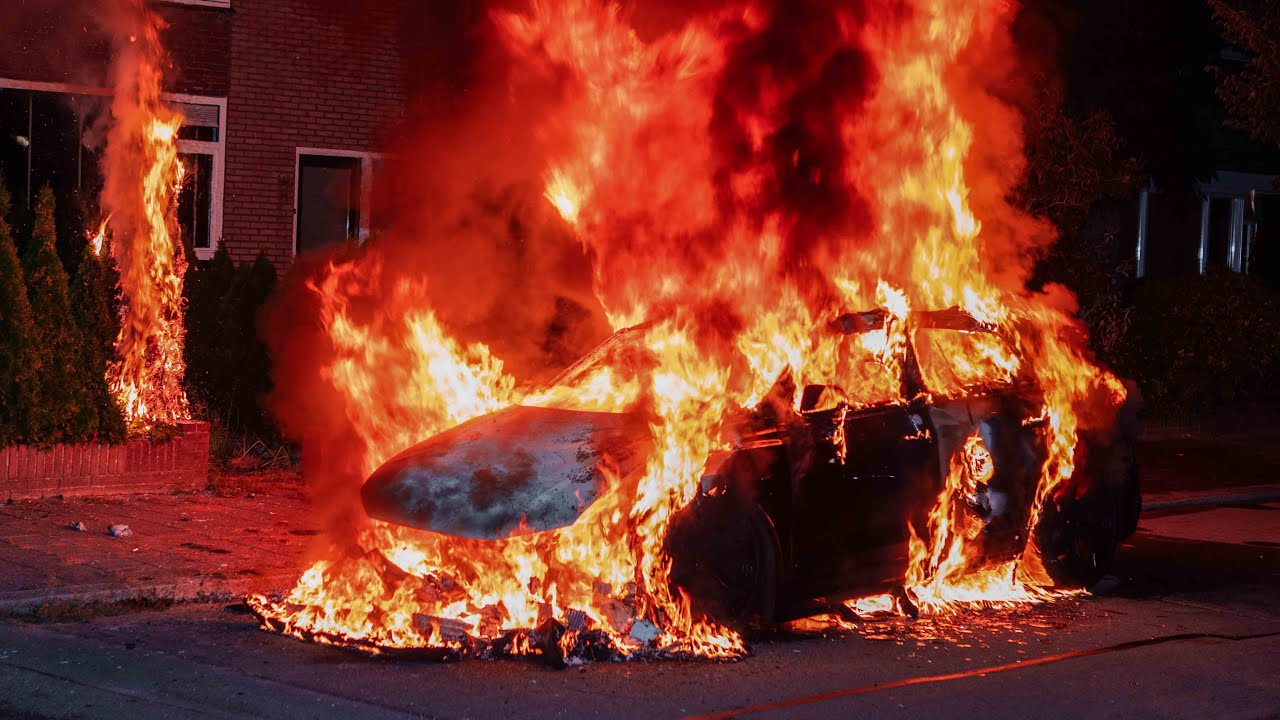 Auto volledig verwoest door brand in Huizen | AUDI RS Q8