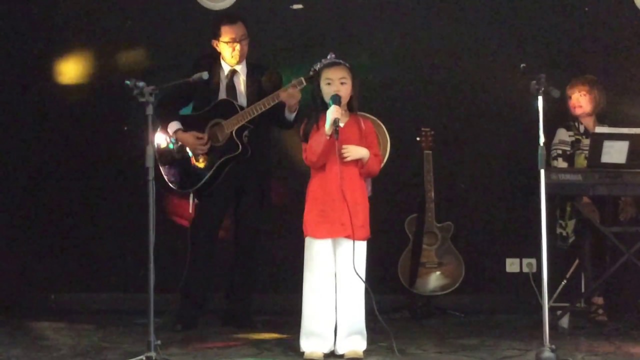 El&egrave;ve du cours de vietnamien chante 