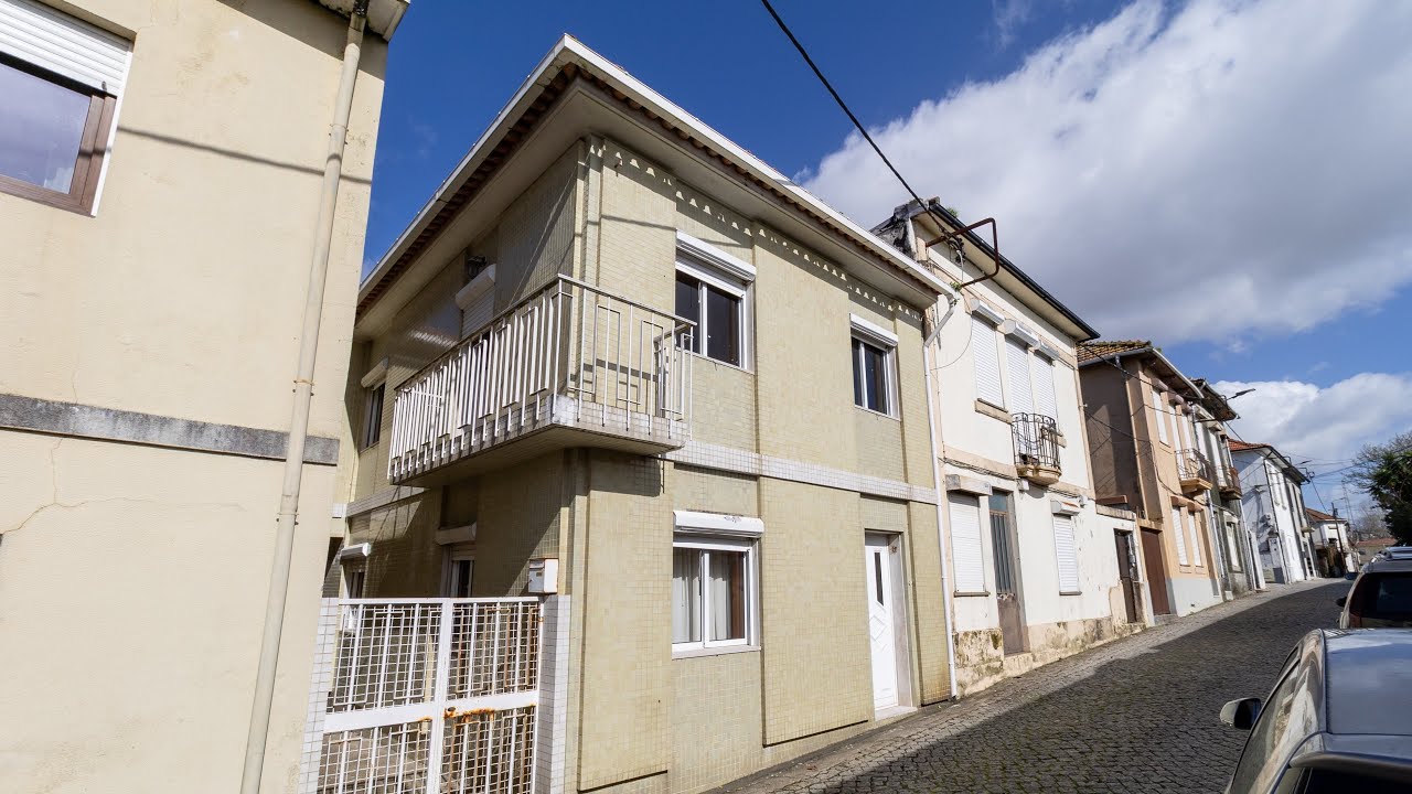 Moradia com quintal no centro de Valadares 