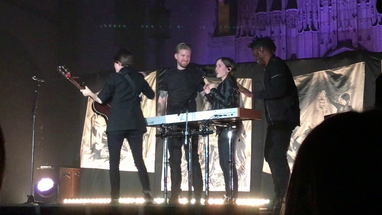 Tegan & Sara BANTER- Sara had a drink + gets unconsensual love - Chicago, IL (12/27)