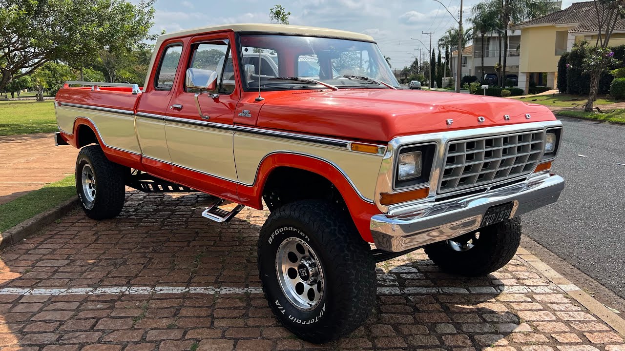 FORD F-150 1979 AMERICANA 🇺🇸!! LIFT 8”, PNEUS 37” V8 NO DIRETÃO 😈🔥