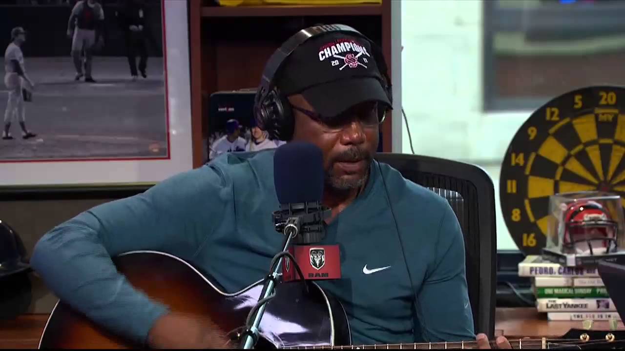 Darius Rucker plays 